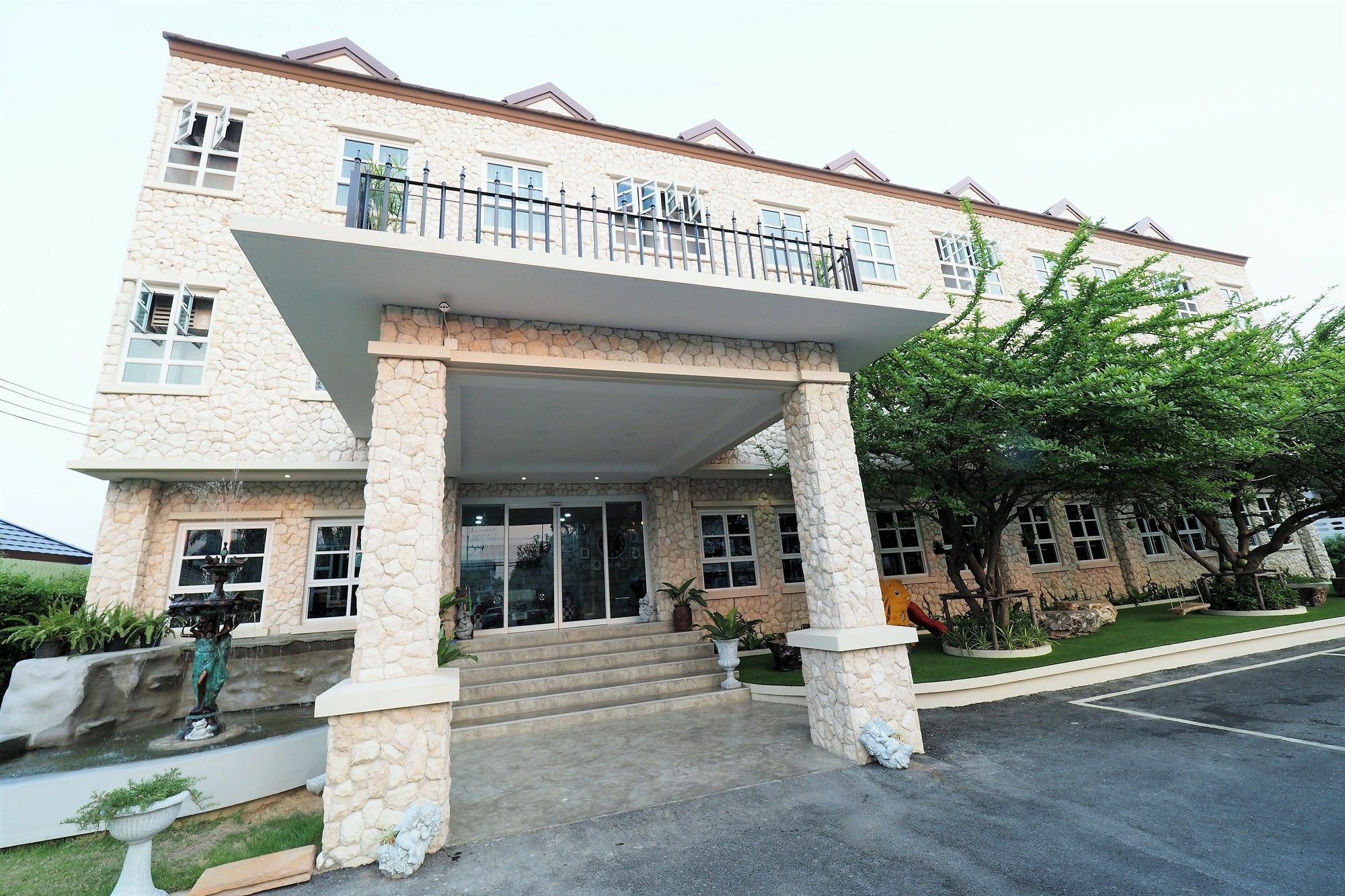 Piccolo House Hotel Suphan Buri Exterior photo