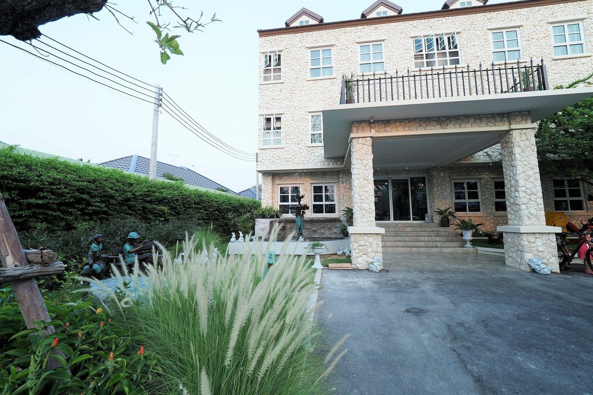 Piccolo House Hotel Suphan Buri Exterior photo